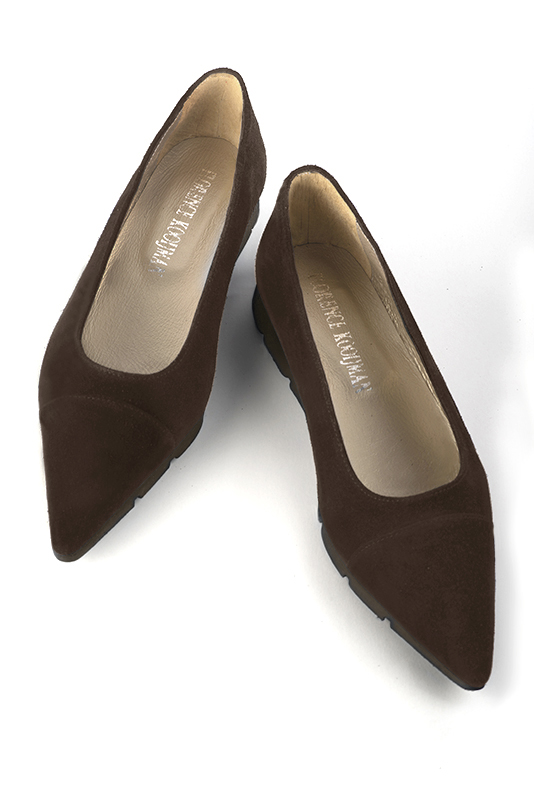 Dark brown women's ballet pumps, with wedge soles. Pointed toe. Flat rubber soles. Top view - Florence KOOIJMAN